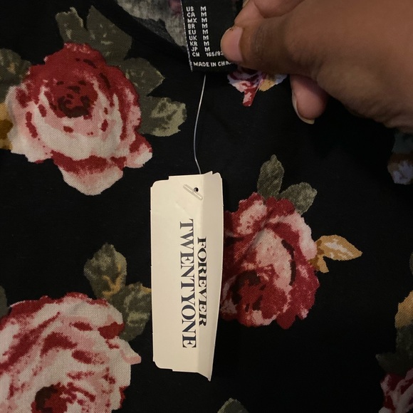 NWT Black with Light Pink Roses Woven Tank - Picture 3 of 3